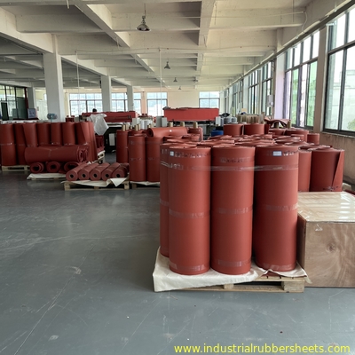 Warna Merah 1.5-50mm Tepi Lembar busa silikon suhu tinggi dengan sel yang dekat